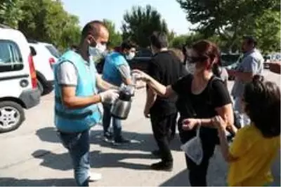 LGS sınavına gelen velilere belediye çay, su ve meşrubat dağıttı LGS sınavına gelen velilere belediye çay, su ve meşrubat dağıttı