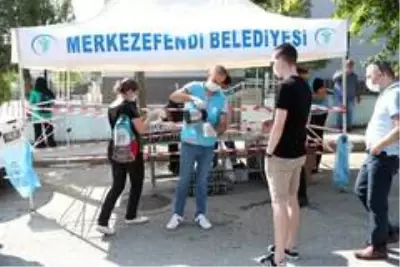 LGS sınavına gelen velilere belediye çay, su ve meşrubat dağıttı LGS sınavına gelen velilere belediye çay, su ve meşrubat dağıttı