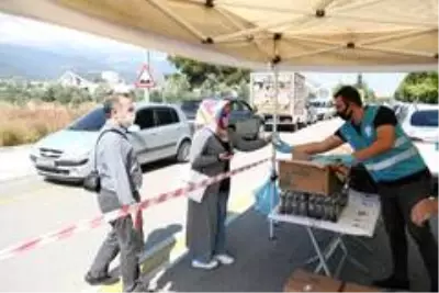 LGS sınavına gelen velilere belediye çay, su ve meşrubat dağıttı LGS sınavına gelen velilere belediye çay, su ve meşrubat dağıttı