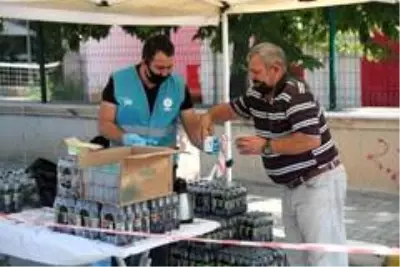 LGS sınavına gelen velilere belediye çay, su ve meşrubat dağıttı LGS sınavına gelen velilere belediye çay, su ve meşrubat dağıttı