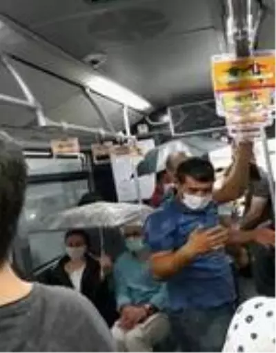 Metrobüs içinde tavandan akan sudan şemsiyeyle korundular Metrobüs içinde tavandan akan sudan şemsiyeyle korundular