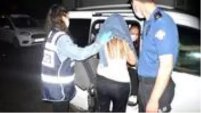 Polisin kumarhane baskınında genç kız duşakabinde yakalandı Polisin kumarhane baskınında genç kız duşakabinde yakalandı