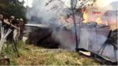 Şavşat’a 2 katlı ahşap ev çıkan yangında kullanılamaz hale geldi