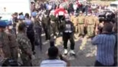 Şehit Uzman Onbaşı Ömer Kahya son yolculuğuna uğurlandı (2) Şehit Uzman Onbaşı Ömer Kahya son yolculuğuna uğurlandı (2)