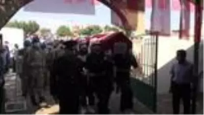 Şehit Uzman Onbaşı Ömer Kahya son yolculuğuna uğurlandı (2) Şehit Uzman Onbaşı Ömer Kahya son yolculuğuna uğurlandı (2)
