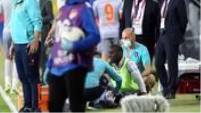 Seyircisiz maçta Başakşehirli Demba Ba'nın kafasına tribünden su şişesi atıldı Seyircisiz maçta Başakşehirli Demba Ba'nın kafasına tribünden su şişesi atıldı