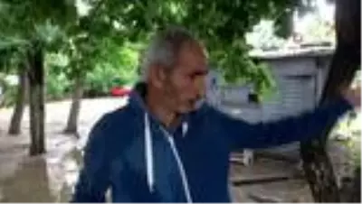 Seyyar satıcının karpuzlarını sel alıp götürdü