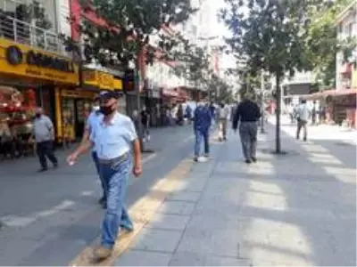 Şirinevler'de kısıtlama sonrası insan yoğunluğu Şirinevler'de kısıtlama sonrası insan yoğunluğu