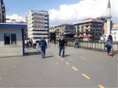 Şirinevler'de kısıtlama sonrası insan yoğunluğu Şirinevler'de kısıtlama sonrası insan yoğunluğu