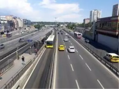 Şirinevler'de kısıtlama sonrası insan yoğunluğu Şirinevler'de kısıtlama sonrası insan yoğunluğu