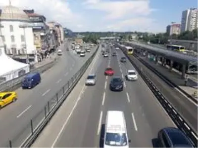 Şirinevler'de kısıtlama sonrası insan yoğunluğu Şirinevler'de kısıtlama sonrası insan yoğunluğu