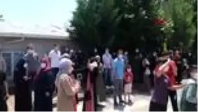 SULTANBEYLİ'DE LGS BİTTİ, SOSYAL MESAFE UNUTULDU SULTANBEYLİ'DE LGS BİTTİ, SOSYAL MESAFE UNUTULDU