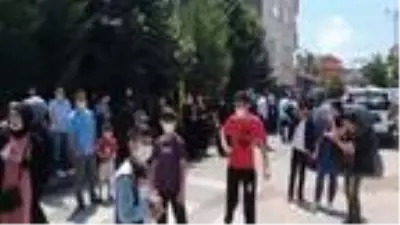 Sultanbeyli'de LGS bitti, sosyal mesafe unutuldu Sultanbeyli'de LGS bitti, sosyal mesafe unutuldu