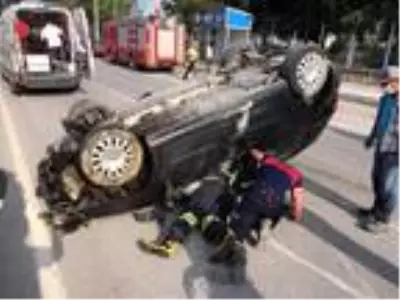 Takla atan otomobildeki 3 kişi yaralandı (Tekrar)