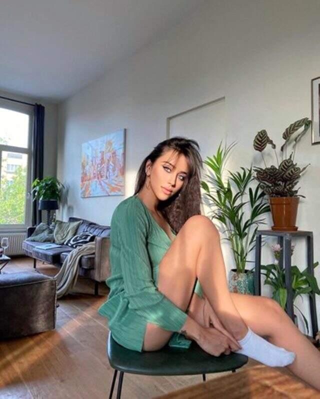 Tatil sezonunu açan Zeynep Alkan'ın bikinili pozuna beğeni yağdı Tatil sezonunu açan Zeynep Alkan'ın bikinili pozuna beğeni yağdı