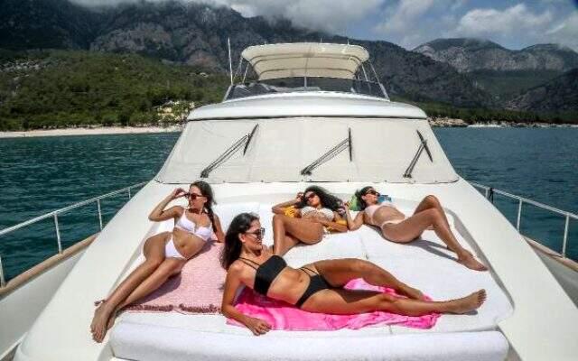 Tatilciler koronavirüs nedeniyle VIP yatları tercih ediyor Tatilciler koronavirüs nedeniyle VIP yatları tercih ediyor