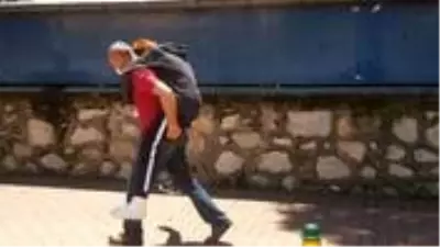 Ülke bu fedakar babayı konuşuyor! Sırtında sadece çocuğunu değil, evladının geleceğini de taşıdı Ülke bu fedakar babayı konuşuyor! Sırtında sadece çocuğunu değil, evladının geleceğini de taşıdı