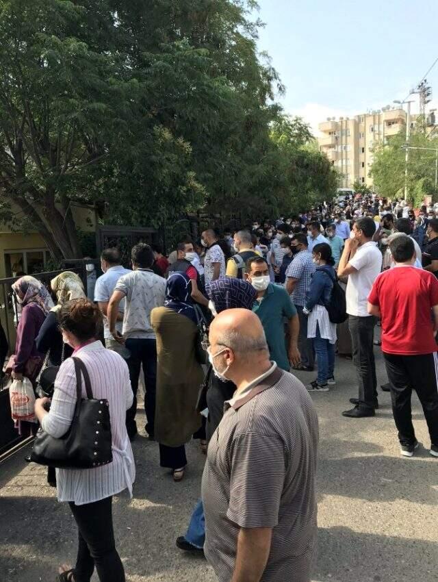 Ülkemizde vaka sayısı yükselişe geçmişken LGS sınavı için oluşan kalabalıklar endişelendirdi Ülkemizde vaka sayısı yükselişe geçmişken LGS sınavı için oluşan kalabalıklar endişelendirdi