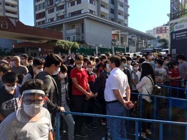 Ülkemizde vaka sayısı yükselişe geçmişken LGS sınavı için oluşan kalabalıklar endişelendirdi Ülkemizde vaka sayısı yükselişe geçmişken LGS sınavı için oluşan kalabalıklar endişelendirdi
