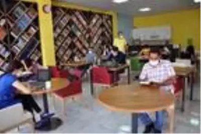 Yeni kütüphane, üniversite adaylarının çalışma alanı oldu Yeni kütüphane, üniversite adaylarının çalışma alanı oldu