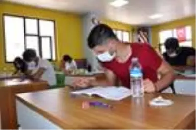 Yeni kütüphane, üniversite adaylarının çalışma alanı oldu Yeni kütüphane, üniversite adaylarının çalışma alanı oldu