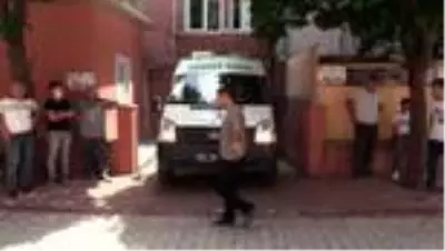 Adana'da 'yan bakma' nedeniyle tartıştığı zanlı tarafından silahla vurulan kişi öldü Adana'da 'yan bakma' nedeniyle tartıştığı zanlı tarafından silahla vurulan kişi öldü