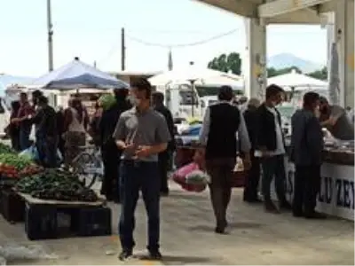 Afyonkarahisar'da kurulan pazar yerinde sosyal mesafeyi yine hiçe saydılar