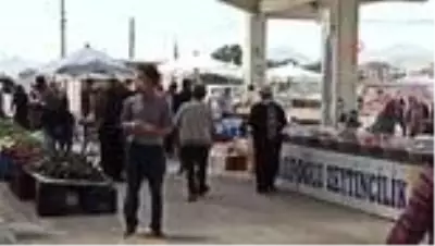 Afyonkarahisar’da kurulan pazar yerinde sosyal mesafeyi yine hiçe saydılar