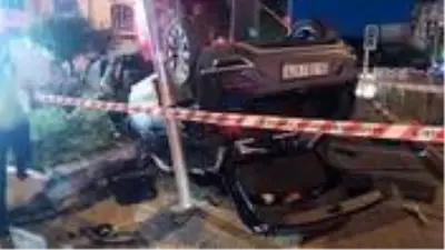 Belediye otobüsüne çarpan otomobildeki çocuklar ölümden döndü Belediye otobüsüne çarpan otomobildeki çocuklar ölümden döndü