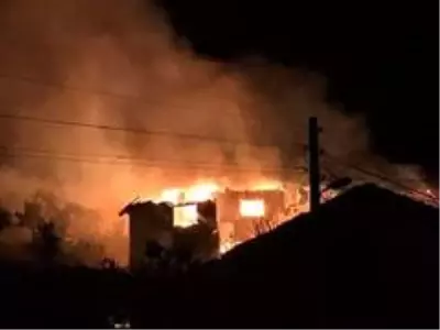 Bilecik’te 3 ev kül oldu, 4 kişi de hastanelik