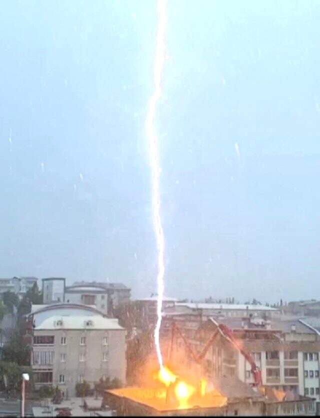Binanın üstüne yıldırım saniye saniye görüntülendi