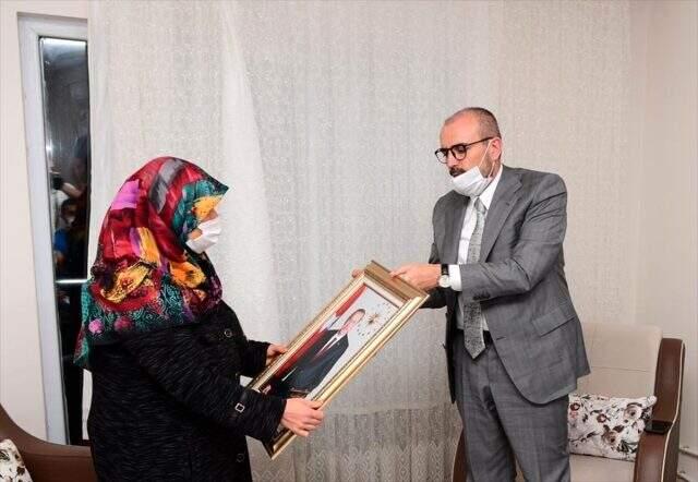 Cumhurbaşkanı Erdoğan, Milli Dayanışma Kampayası'na yüzüğünü bağışlayan kadına aynı yüzüğü hediye etti