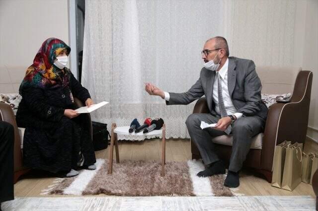 Cumhurbaşkanı Erdoğan, Milli Dayanışma Kampayası'na yüzüğünü bağışlayan kadına aynı yüzüğü hediye etti