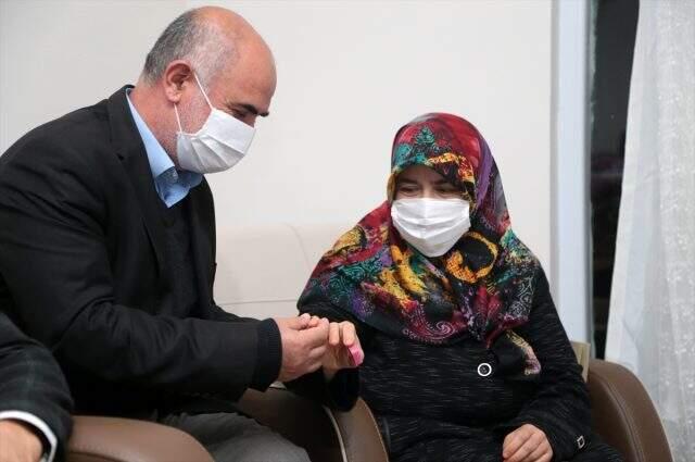 Cumhurbaşkanı Erdoğan, Milli Dayanışma Kampayası'na yüzüğünü bağışlayan kadına aynı yüzüğü hediye etti