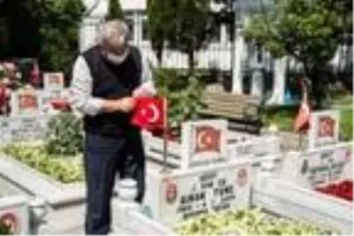 Edirnekapı Şehitliği'nde buruk Babalar Günü Edirnekapı Şehitliği'nde buruk Babalar Günü