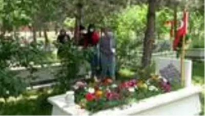 ERZURUM Babalar gününde şehit babalarına gittiler