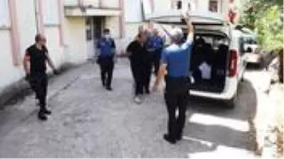 Eşiyle tartışan koca, kapıyı kilitleyip evi ateşe verdi Eşiyle tartışan koca, kapıyı kilitleyip evi ateşe verdi