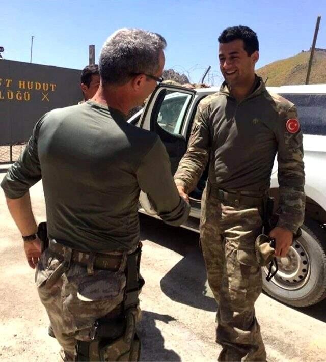 Kahraman baba, oğluyla vatan görevinde! Gösterdiği fedakarlık sonrası yılın babası seçildi Kahraman baba, oğluyla vatan görevinde! Gösterdiği fedakarlık sonrası yılın babası seçildi