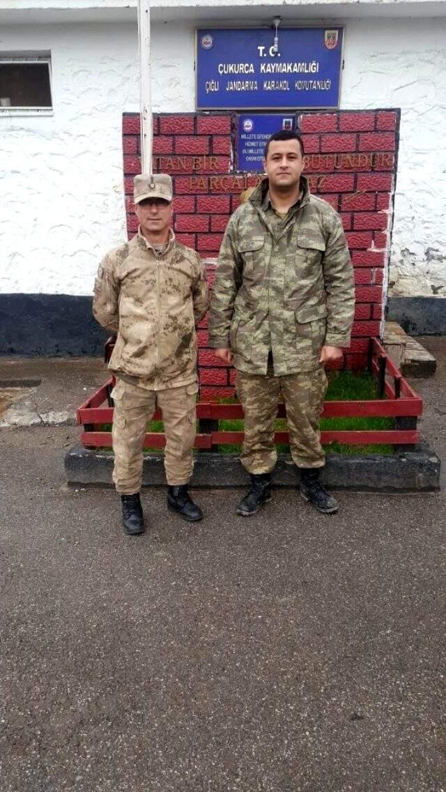 Kahraman baba, oğluyla vatan görevinde! Gösterdiği fedakarlık sonrası yılın babası seçildi Kahraman baba, oğluyla vatan görevinde! Gösterdiği fedakarlık sonrası yılın babası seçildi