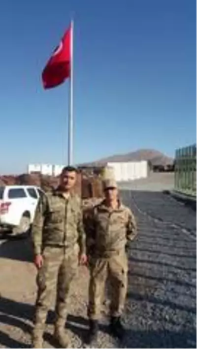 Kahraman baba, oğluyla vatan görevinde! Gösterdiği fedakarlık sonrası yılın babası seçildi Kahraman baba, oğluyla vatan görevinde! Gösterdiği fedakarlık sonrası yılın babası seçildi