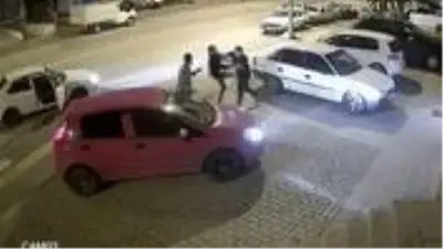 Kick boks sporcusu, trafikte tartıştığı 3 kişiyi 30 saniyede yere serdi Kick boks sporcusu, trafikte tartıştığı 3 kişiyi 30 saniyede yere serdi