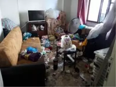 Komşuları şikayet etti, evden 3 kamyon çöp çıktı Komşuları şikayet etti, evden 3 kamyon çöp çıktı
