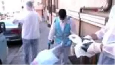 Komşuları şikayet etti, evden 3 kamyon çöp çıktı Komşuları şikayet etti, evden 3 kamyon çöp çıktı