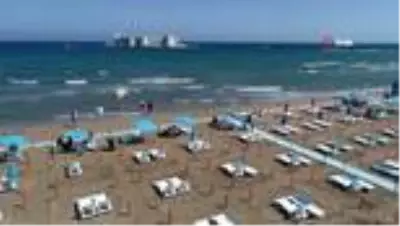 Mersin'deki plajlarda yeni dönem: Plaja girenlere ateş ölçümü, güneşlenenlere maske Mersin'deki plajlarda yeni dönem: Plaja girenlere ateş ölçümü, güneşlenenlere maske