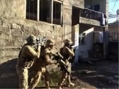 Operasyonda bulunan laptop ele verdi, jandarma tepelerine bindi