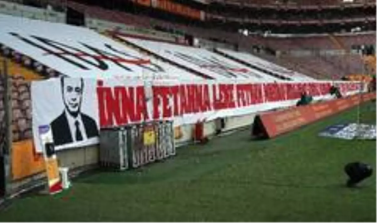 Taraftarlardan Mustafa Cengiz, Muslera ve Andone'ye destek