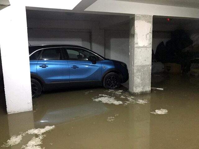 Yaz ortasında kardan adam yapıp kar topu oynadılar