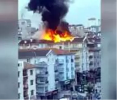 Ankara'da, 4 katlı binanın çatısı yandı
