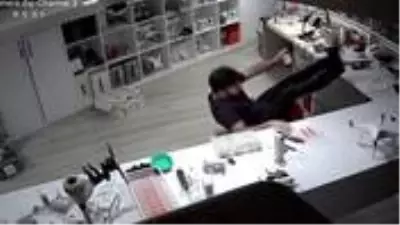 Ayak ayak üstüne atarken yere düşen şahıs kamerada! Ayak ayak üstüne atarken yere düşen şahıs kamerada!