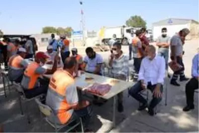 Başkan Atay'dan temizlik işleri personeline Babalar Günü ziyareti Başkan Atay'dan temizlik işleri personeline Babalar Günü ziyareti